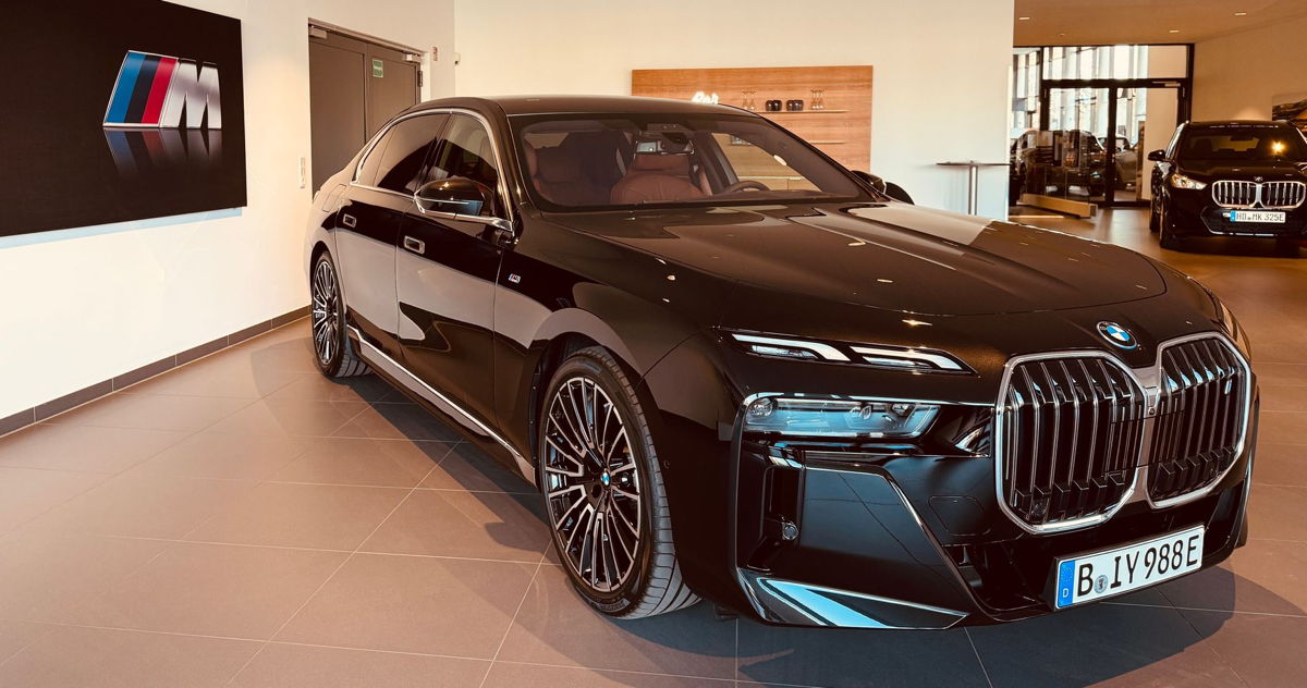 Bild eines schwarzen BMW i7 im Verkaufsraum von BMW Berlin.