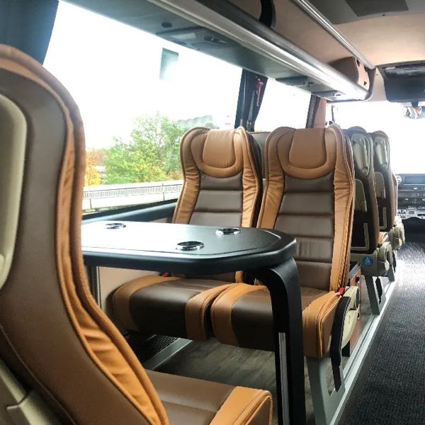 Innenausstattung eines Luxus VIP Bus mit Besprechungstisch.