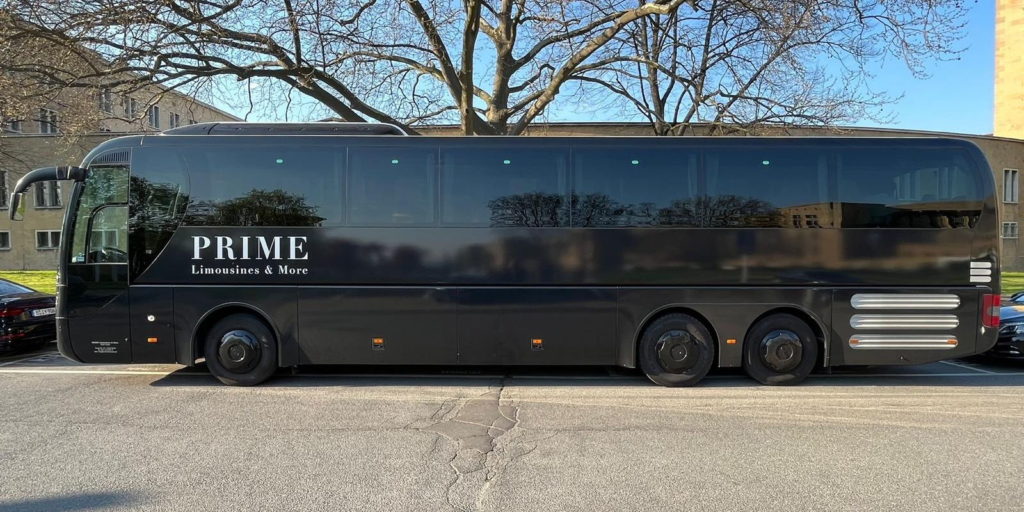 Ein neuer großer schwarzer Reisebus von prime Limousines, den Kunden in Berlin mieten können.