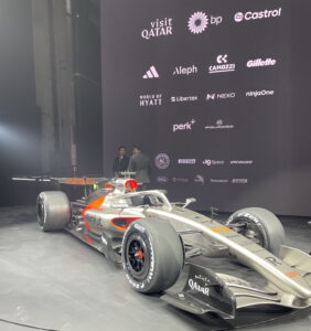 Ein silber-rotes Formel 1 Rennfahrzeug von Audi auf der Bühne in Berlin.
