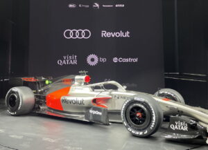 Ein silber-rotes Formel 1 Rennwagen von Audi bei einer Präsentation.