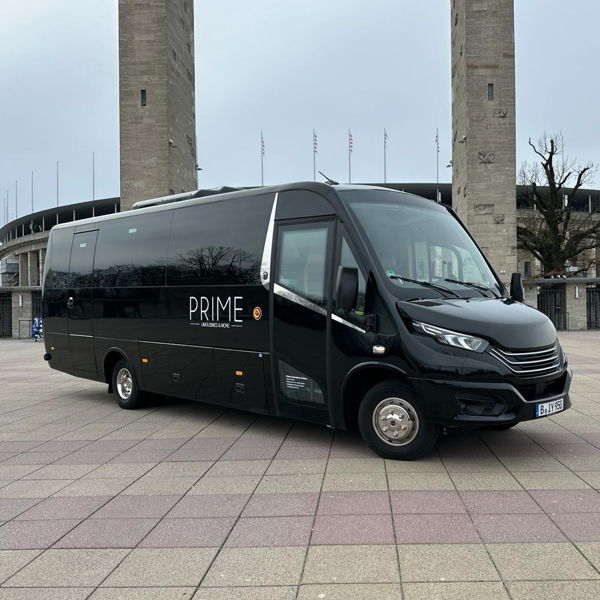 Shuttle Service Ein schwarzer VIP Bus des Unternehmens Prime Limousines in Berlin vor dem Olympiastadion.