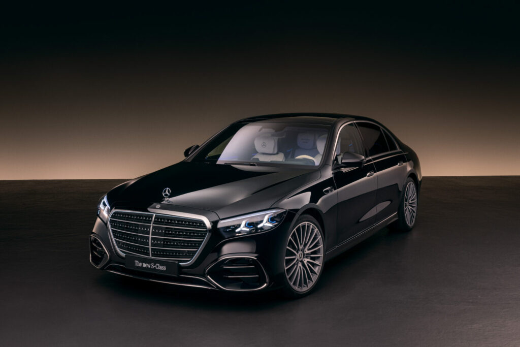 Schwarze Mercedes-Benz S-Klasse in einer Studioaufnahme, Frontansicht schräg von links